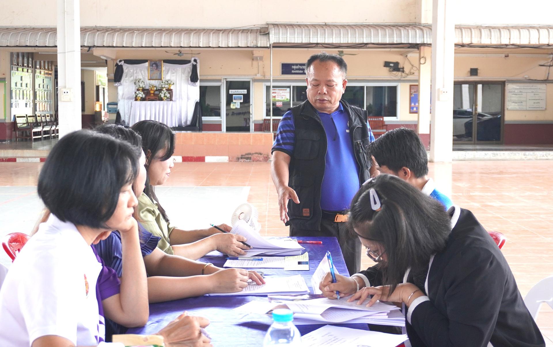ภาพบรรยากาศการรับสมัครคัดเลือกบุคคลเพื่อบรรจุและแต่งตั้งเข้ารับราชการเป็นข้าราชการครูและบุคลากรทางการศึกษา ตำแหน่งครูผู้ช่วย กรณีที่มีความจำเป็นหรือมีเหตุพิเศษ สังกัด สพฐ. ปี พ.ศ. 2569 สพป.อุ