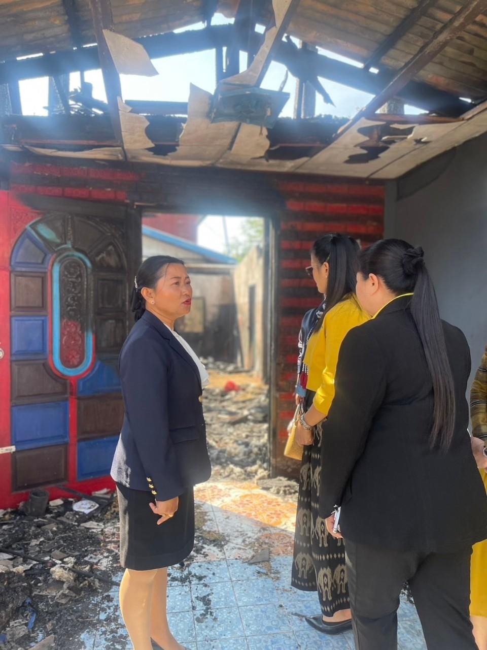 สพป.อุดรธานี เขต 3 ลงพื้นที่เยี่ยมบ้านของนักเรียนที่ประสบอัคคีภัย อำเภอหนองหาน จังหวัดอุดรธานี