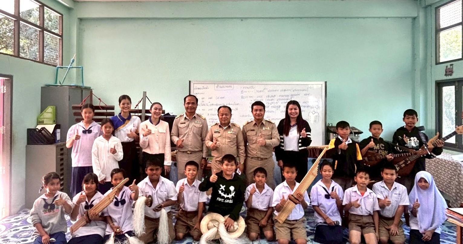 ผอ.สพป.อุดรธานี เขต 3 ลงพื้นที่นิเทศและตรวจเยี่ยมโรงเรียนในสังกัด ขับเคลื่อนนโยบายพัฒนาคุณภาพการศึกษา “เรียนดี มีคุณธรรม” กลุ่มโรงเรียนหนองหาน 1