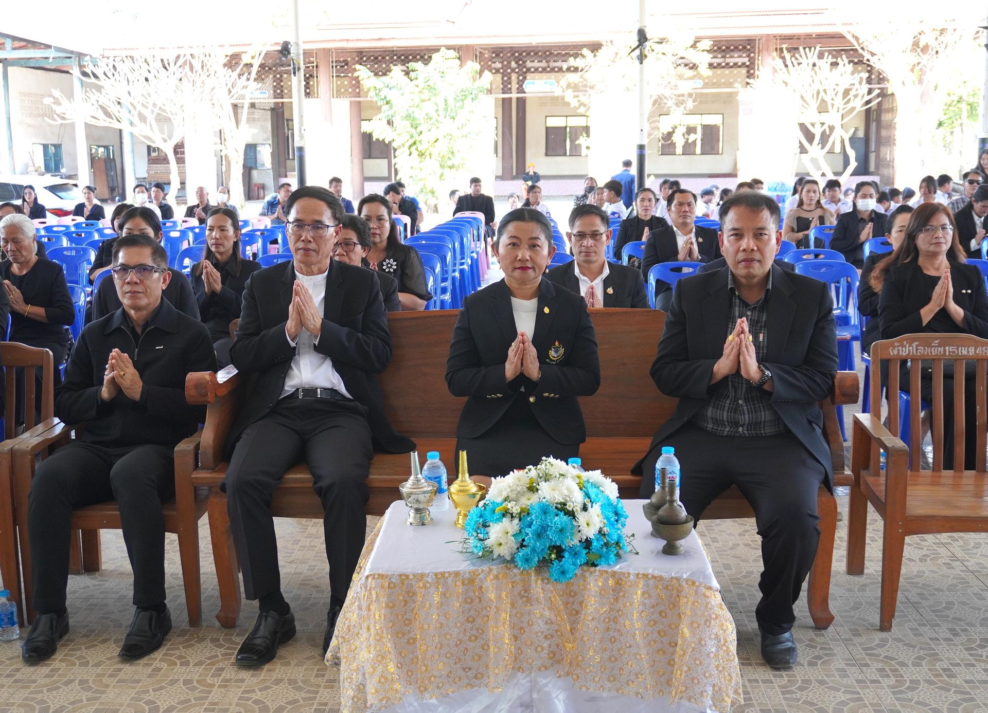สพป.อุดรธานี เขต 3 ร่วมงานสวดมาติกา ทอดผ้าบังสุกุล และประชุมเพลิง คุณพ่อสมภาร คำวันดี บิดาของ นายสุรเดช คำวันดี ผู้อำนวยการโรงเรียนบ้านกั้งโนนสะอาด ประธานกลุ่มโรงเรียนหนองหาน 2