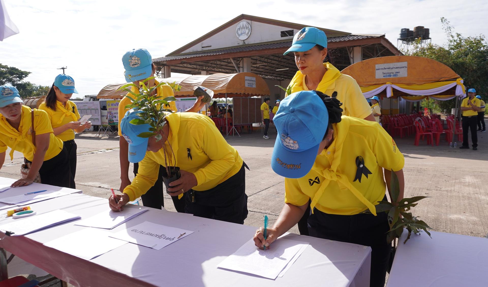 สพป.อุดรธานี เขต 3 เข้าร่วมกิจกรรมจิตอาสาพัฒนาเนื่องในวันคล้ายวันพระราชสมภพพระบาทสมเด็จพระบรมชนกาธิเบศร มหาภูมิพลอดุลยเดชมหาราช บรมนาถบพิตร (วันชาติ วันพ่อแห่งชาติ และวันดินโลก)