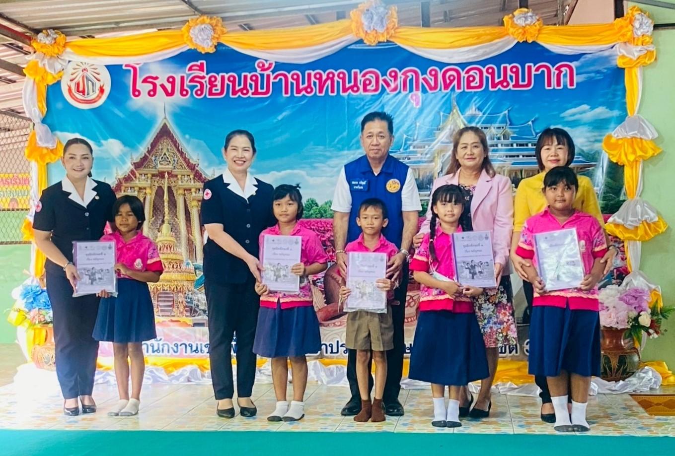สพป.อุดรธานี เขต 3 ร่วมเป็นเกียรติในการรับมอบชุดฝึกทักษะการพูด อ่าน เขียนภาษาไทย ด้วยเทคนิคสแกฟโฟลดิง ตามโครงการส่งเสริมและพัฒนาการพูด อ่าน เขียนภาษาไทย “กาชาดช่วยน้องอ่านออกเขียนได้” ประจำปี