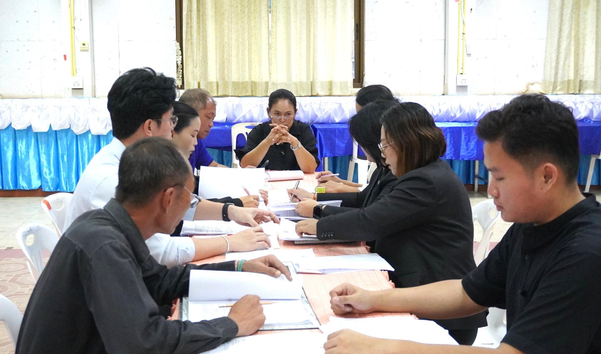 สพป.อุดรธานี เขต 3 จัดการประชุมคณะกรรมการตรวจสอบคุณสมบัติผู้สมัครเข้ารับการคัดเลือกบุคคลเพื่อบรรจุและแต่งตั้งเข้ารับราชการเป็นข้าราชการครูและบุคลากรทางการศึกษา ตำแหน่งครูผู้ช่วย กรณีที่มีความ