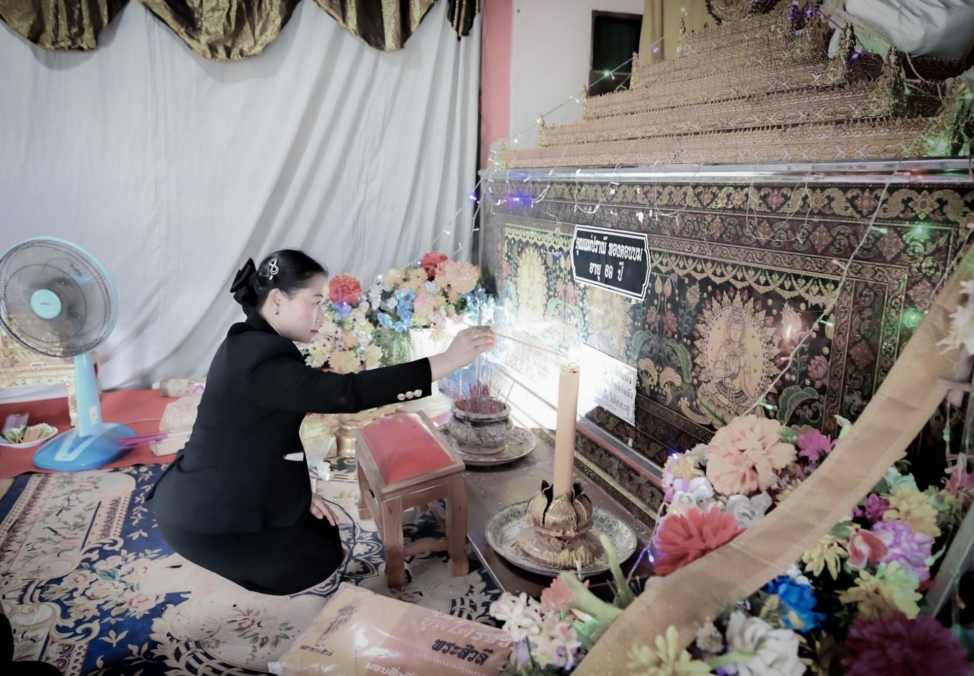 สพป.อุดรธานี เขต 3 ร่วมวางพวงหรีดและมอบปัจจัยร่วมทำบุญงานสวดพระอภิธรรม คุณแม่ปราณี ทองดอนบม มารดาของ นางสาวศิรินิภา ทองดอนบม ศึกษานิเทศก์ชำนาญการ สำนักงานเขตพื้นที่การศึกษาประถมศึกษาอุดร