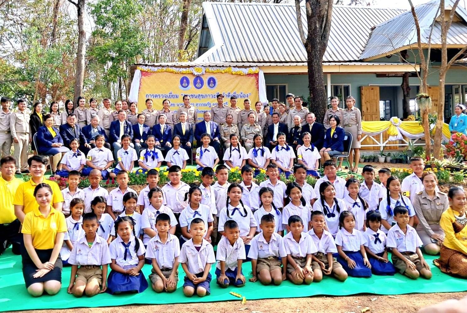 สพป.อุดรธานี เขต 3 ร่วมให้การต้อนรับ นายพลากร สุวรรณรัฐ องคมนตรี รองประธานกรรมการมูลนิธิโรงพยาบาลสมเด็จพระยุพราช และคณะ ในโอกาสเดินทางมาตรวจเยี่ยมโครงการ “ชุมชนสุขภาวะดี ทำดีเพื่อน้อง” ณ โรงเ