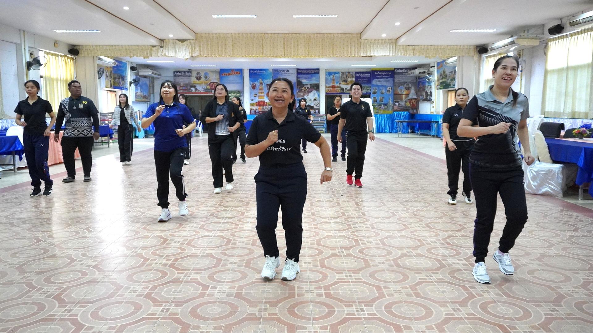 สพป.อุดรธานี เขต 3 จัดกิจกรรมส่งเสริมการออกกำลังกายเพื่อสุขภาพของบุคลากรสำนักงานเขตพื้นที่การศึกษา (เต้นแอโรบิก)