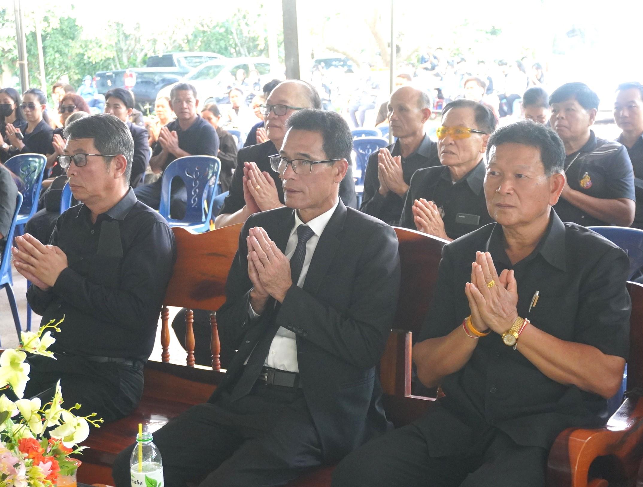 สพป.อุดรธานี เขต 3 ร่วมงานสวดมาติกา ทอดผ้าบังสุกุล และประชุมเพลิง บิดาของ นางสาวอภิญญา จันทร์สุข นักทรัพยากรบุคคลชำนาญการ