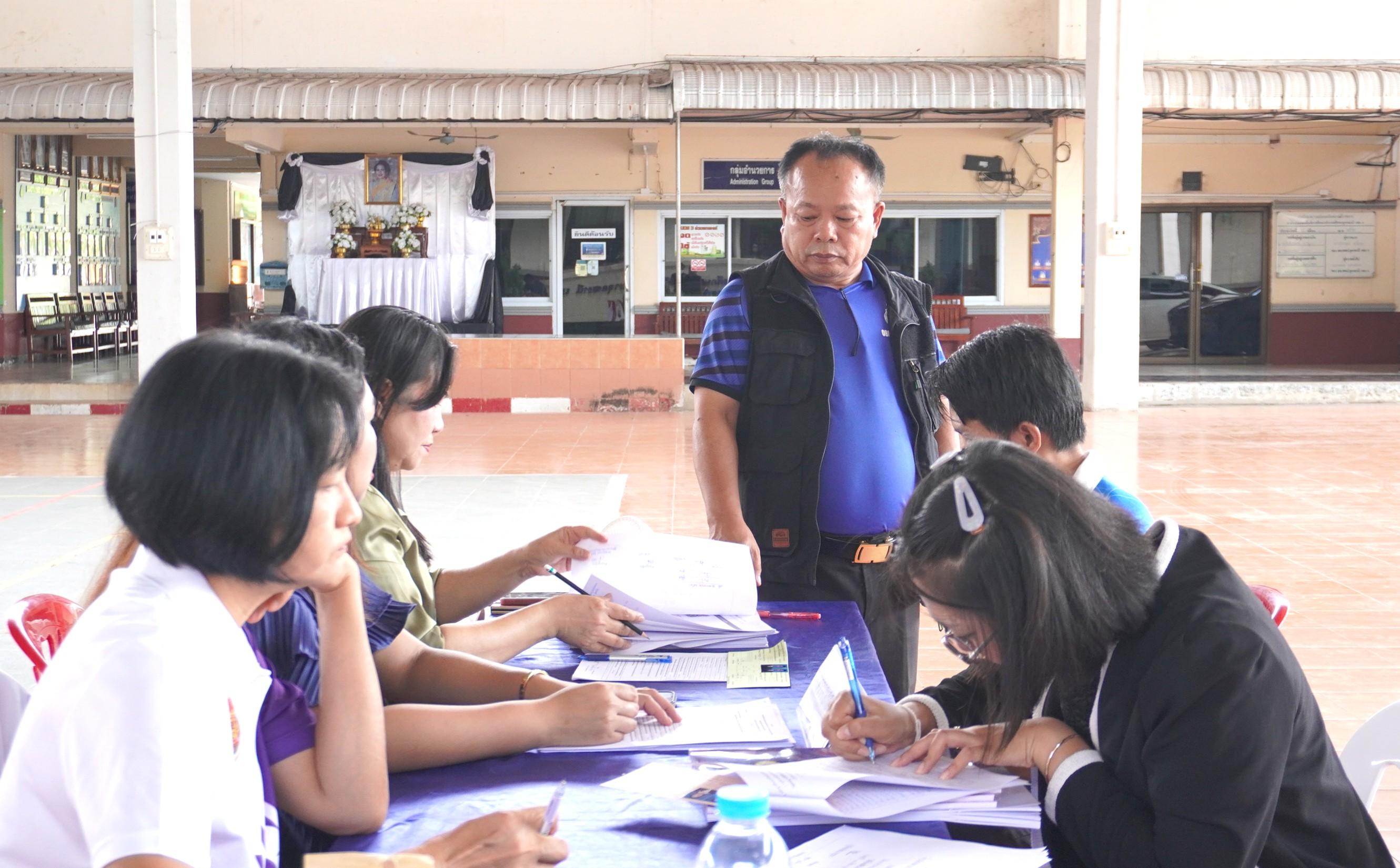 ภาพบรรยากาศการรับสมัครคัดเลือกบุคคลเพื่อบรรจุและแต่งตั้งเข้ารับราชการเป็นข้าราชการครูและบุคลากรทางการศึกษา ตำแหน่งครูผู้ช่วย กรณีที่มีความจำเป็นหรือมีเหตุพิเศษ สังกัด สพฐ. ปี พ.ศ. 2569 สพป.อุ