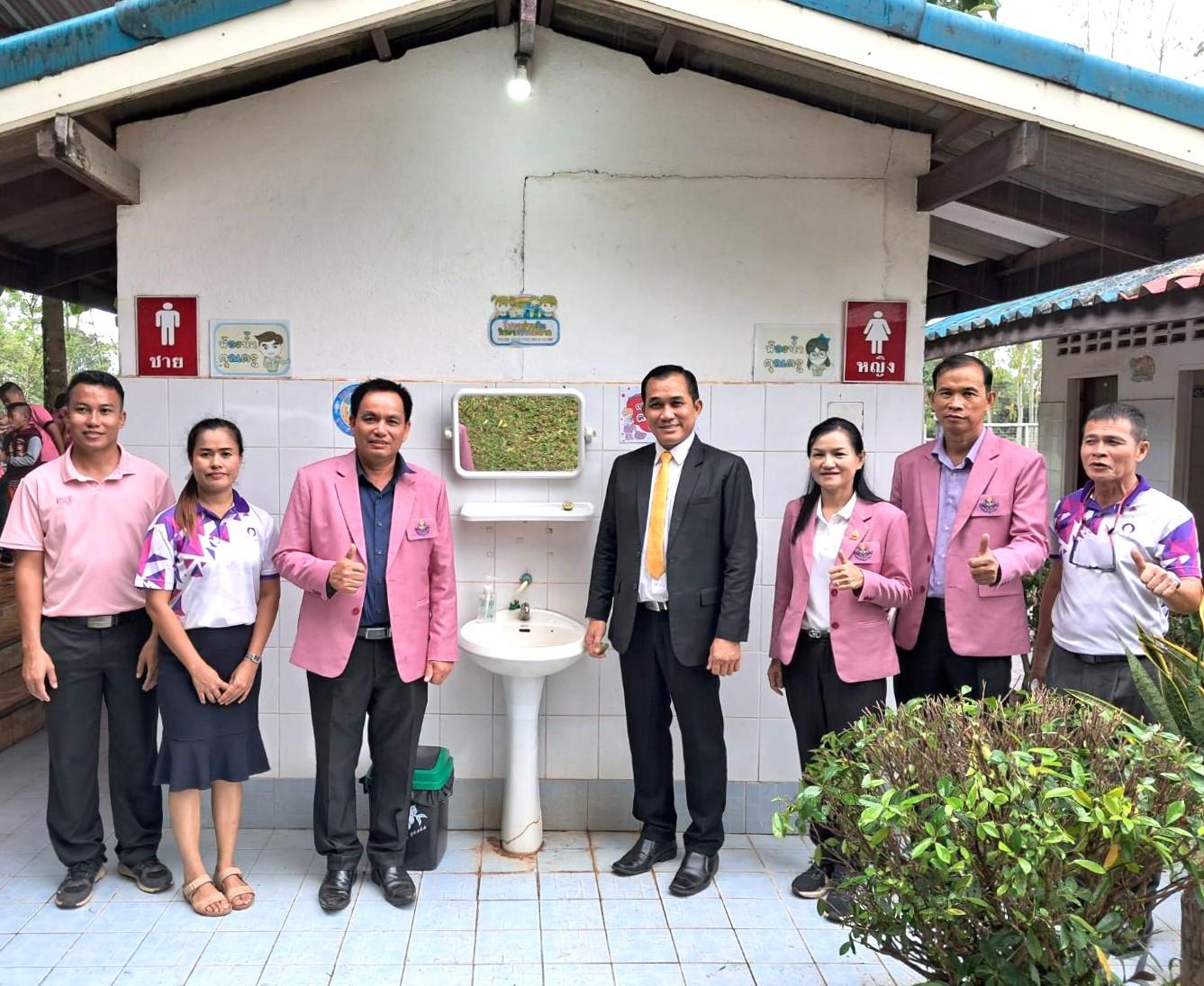 สพป.อุดรธานี เขต 3 ลงพื้นที่ประเมินห้องน้ำห้องส้วมของสถานศึกษา กลุ่มโรงเรียนบ้านดุง 4 ตามนโยบายโครงการ “สุขาดี มีความสุข” ประจำปีงบประมาณ พ.ศ. 2568