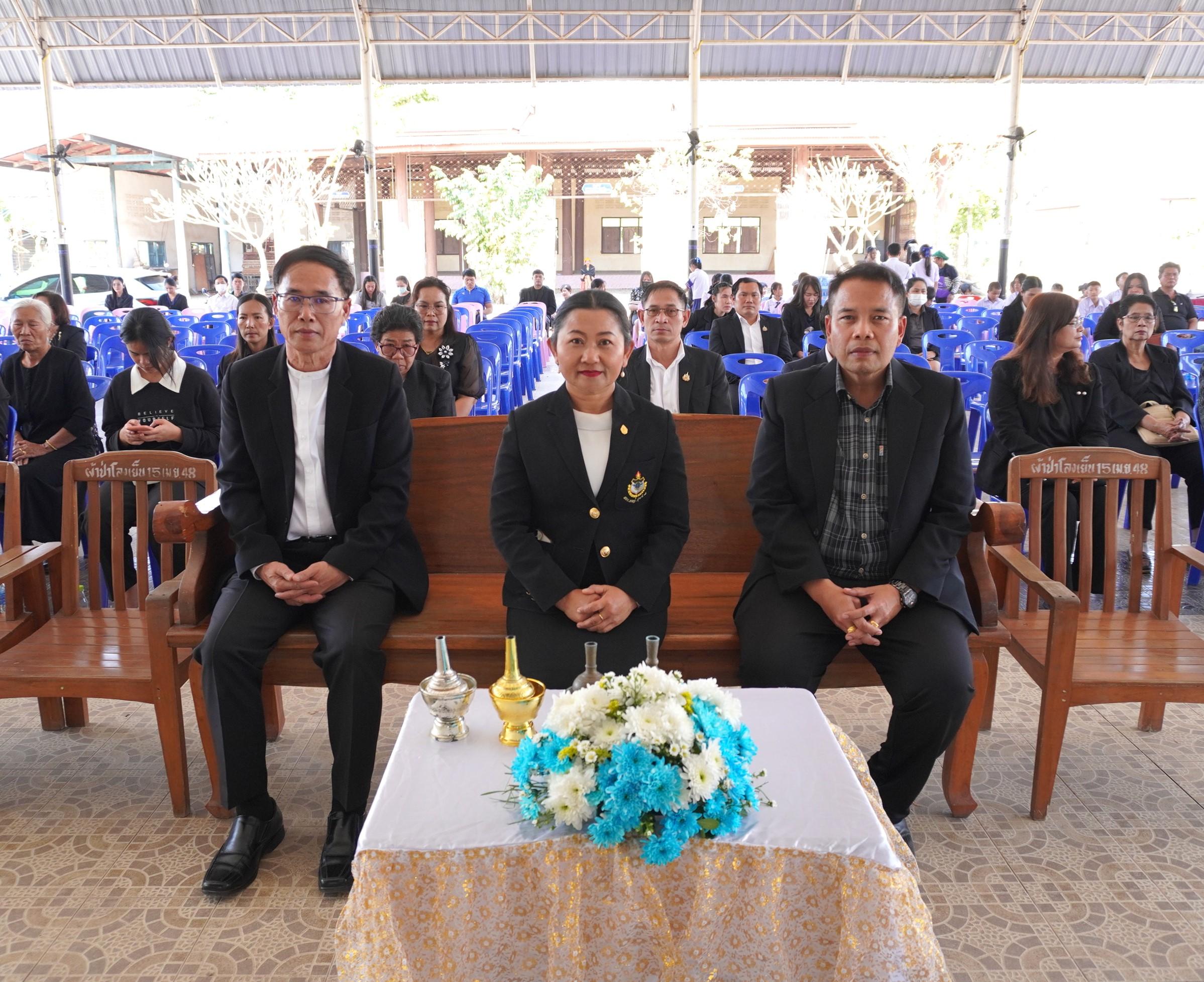 สพป.อุดรธานี เขต 3 ร่วมงานสวดมาติกา ทอดผ้าบังสุกุล และประชุมเพลิง คุณพ่อสมภาร คำวันดี บิดาของ นายสุรเดช คำวันดี ผู้อำนวยการโรงเรียนบ้านกั้งโนนสะอาด ประธานกลุ่มโรงเรียนหนองหาน 2