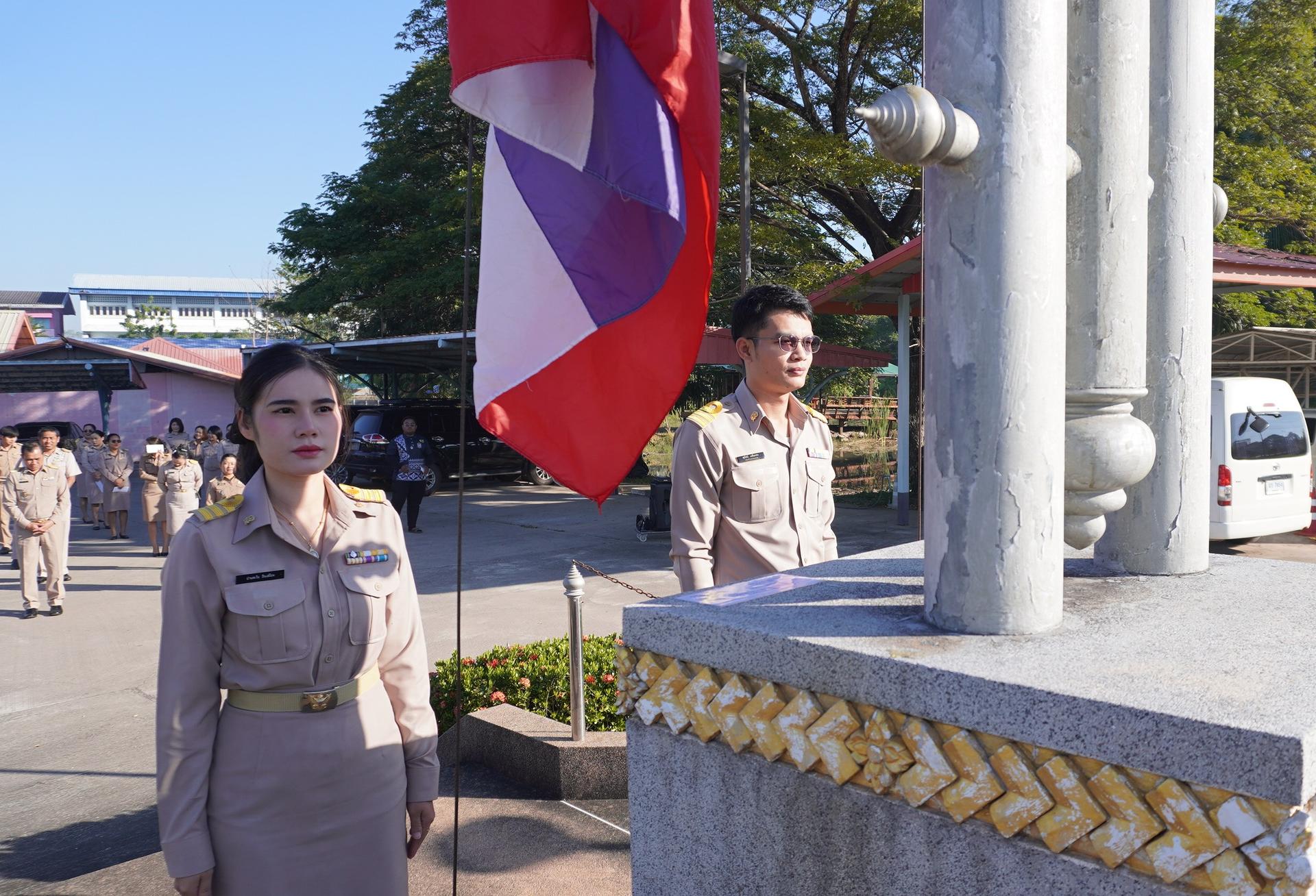 สพป.อุดรธานี เขต 3 จัดกิจกรรมเข้าแถวเคารพธงชาติ สวดมนต์ไหว้พระ กล่าวคำปฏิญญาการดำเนินงานเขตสุจริต ประจำเดือนธันวาคม 2568