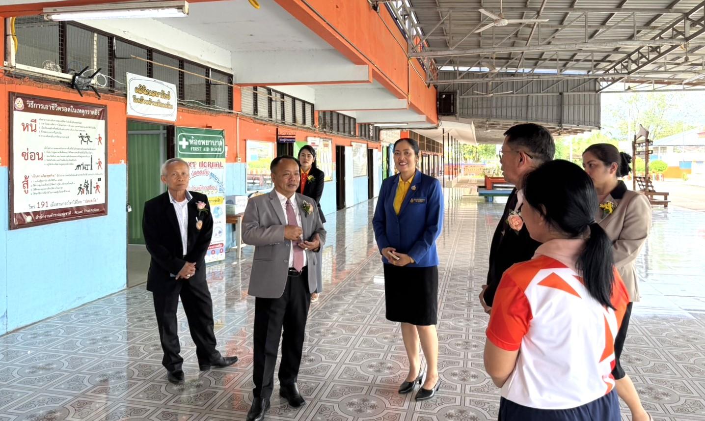 ผอ.สพป.อุดรธานี เขต 3 ลงพื้นที่ตรวจเยี่ยมโรงเรียนในสังกัด มอบนโยบายการขับเคลื่อนคุณภาพการศึกษา “เรียนดี มีคุณธรรม”