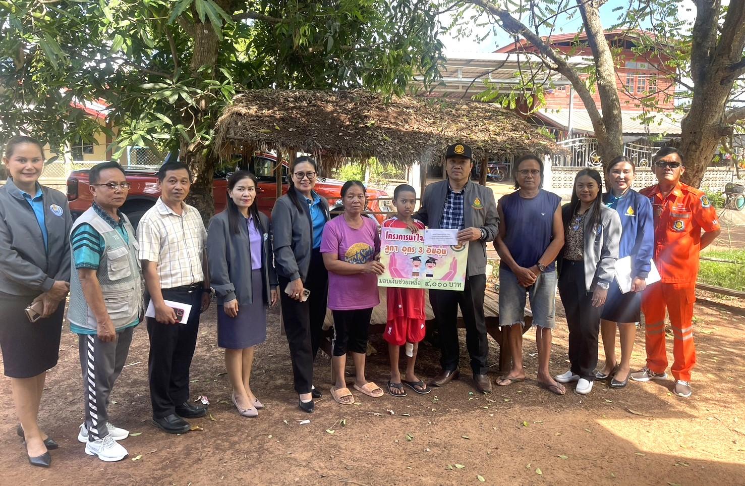 สพป.อุดรธานี เขต 3 เยี่ยมให้กำลังใจและมอบเงินช่วยเหลือนักเรียนโรงเรียนบ้านนาจาน อำเภอบ้านดุง ที่ประสบอุบัติเหตุ จากโครงการ “น้ำใจล้นหลาม ลูก ๆ อุดรธานี 3 อิ่มอุ่น”