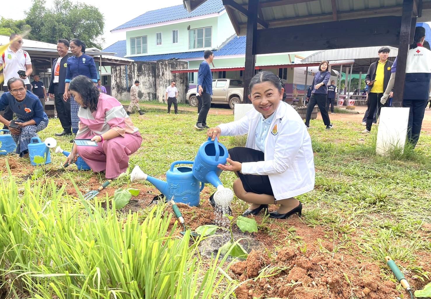 สพป.อุดรธานี เขต 3 เข้าร่วมกิจกรรมปลูกผักสวนครัวและรับมอบอาหารเลี้ยงสัตว์ จากคณะเหล่ากาชาดจังหวัดอุดรธานีและสมาคมแม่บ้านมหาดไทย ณ โรงเรียนบ้านค้อดอนแคน อำเภอกู่แก้ว จังหวัดอุดรธานี