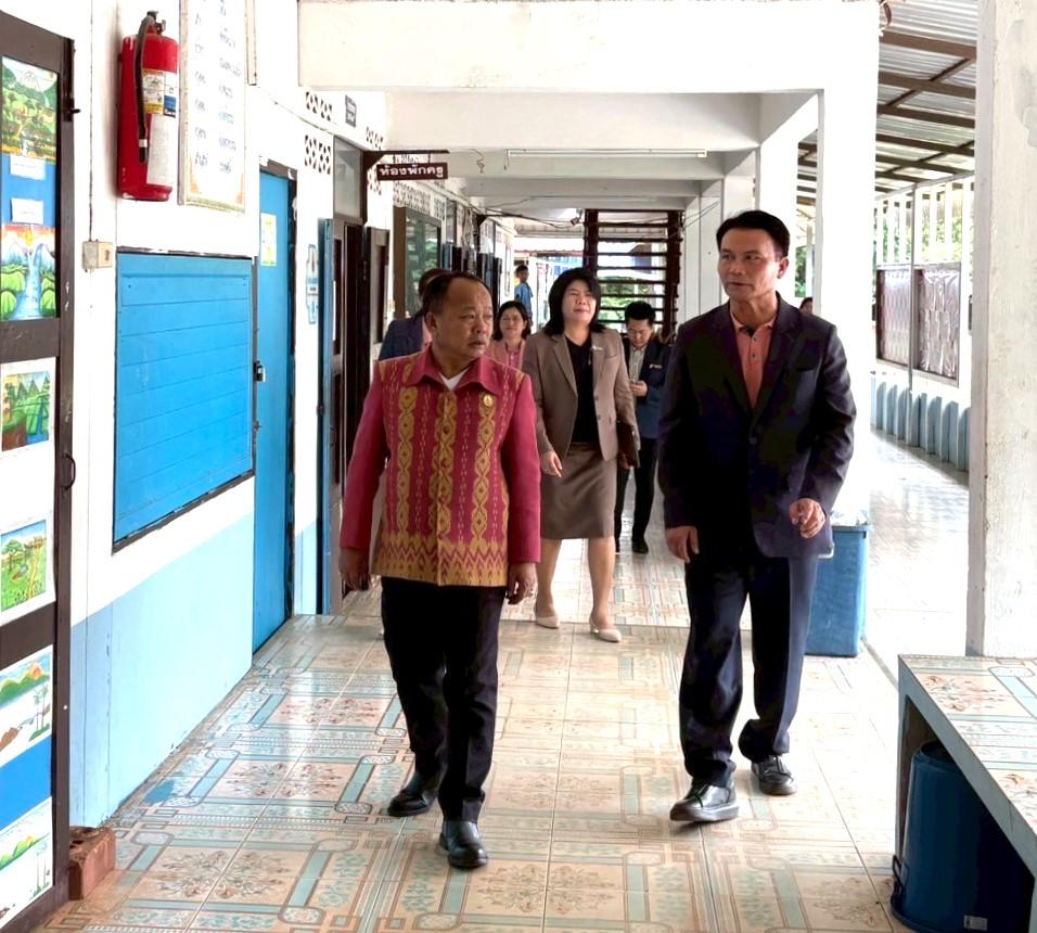 ผอ.สพป.อุดรธานี เขต 3 ลงพื้นที่ตรวจเยี่ยมโรงเรียนในสังกัด มอบนโยบายการขับเคลื่อนคุณภาพการศึกษา “เรียนดี มีคุณธรรม”