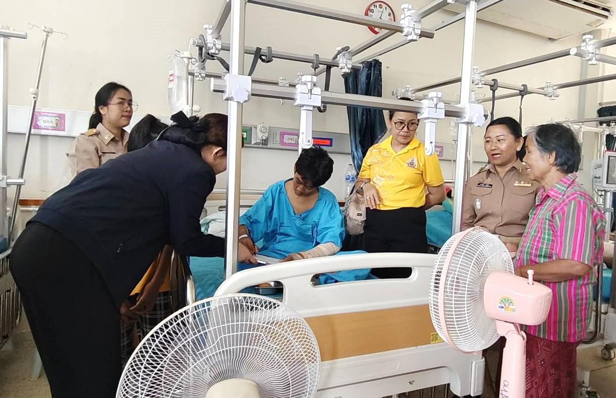 สพป.อุดรธานี เขต 3 เยี่ยมให้กำลังใจและมอบเงินช่วยเหลือนักเรียนโรงเรียนบ้านหงษาวดี ที่ประสบอุบัติเหตุ จากโครงการ “น้ำใจล้นหลาม ลูก ๆ อุดรธานี 3 อิ่มอุ่น”